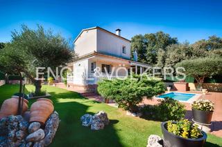 Chalet  Carrer parc. Exclusiva casa unifamiliar reformada con piscina, garaje y zona