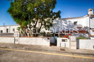 Reihenhaus  Carretera del far. Casa en primera línea de mar, con estudio independiente y garaje