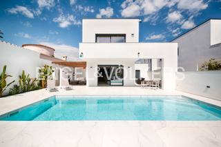 Chalet  Carrer fluvià. Exclusiva villa moderna con amarre en canal ancho – construida e