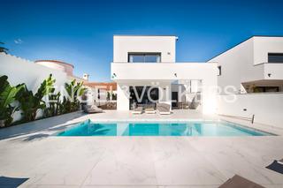 Xalet  Carrer fluvià. Exclusiva villa moderna con amarre en canal ancho – construida e