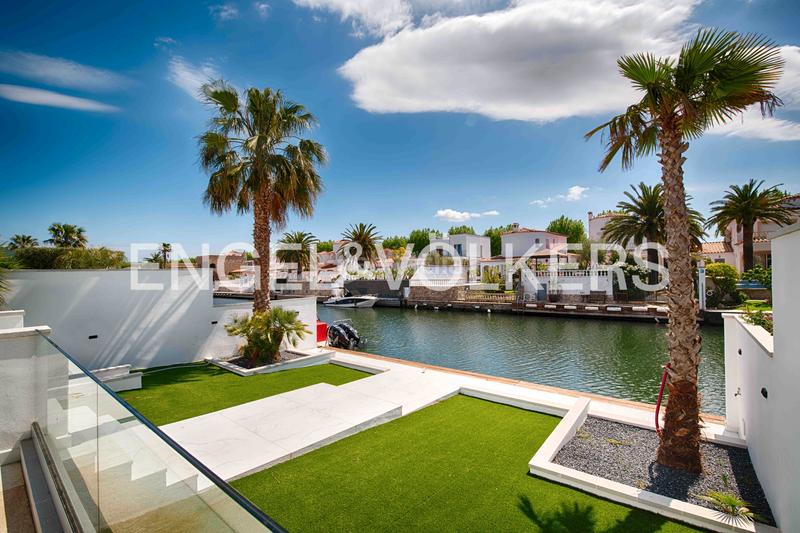 Foto f39b5532-da80-452c-a6a1-93d8f409ec73. Chalet con parcheggio piscina in Tordera - Fluvià - Llobregat Empuriabrava