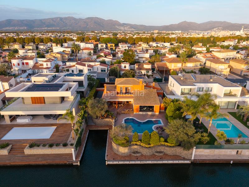 Foto 47ac9cd6-9a78-430f-9ce8-24cda93808e0. Chalet avec cheminée parking piscine dans Peni Empuriabrava