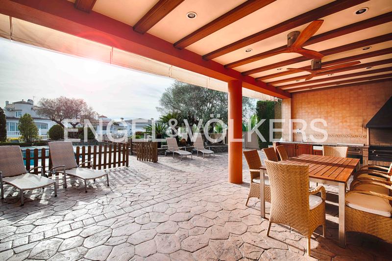 Foto 4cd0491c-cb9f-4cb5-815f-51f87c7f4f93. Chalet avec cheminée parking piscine dans Peni Empuriabrava