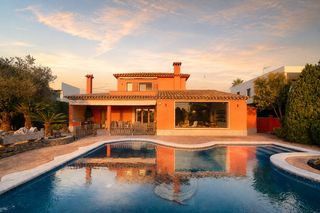 Chalet  Carrer pení. Encantadora casa con dos amarres y piscina en sector exclusivo