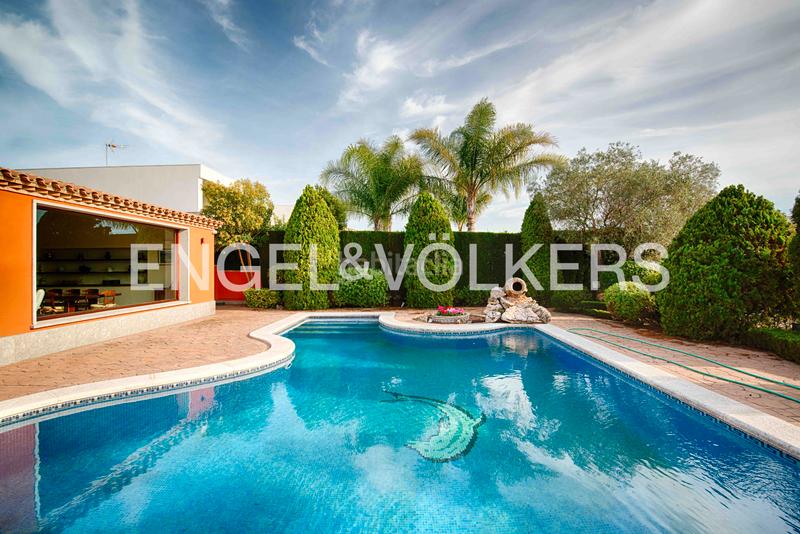 Foto afb22ac6-d70b-45ca-8125-ec8e824ca670. Chalet avec cheminée parking piscine dans Peni Empuriabrava