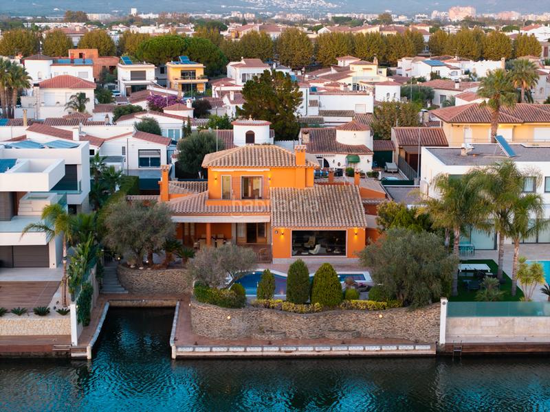 Foto ea674375-6655-49f3-9077-d5103a435982. Chalet avec cheminée parking piscine dans Peni Empuriabrava