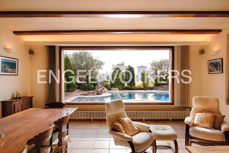 Foto ec69a6c3-d80c-4fda-8107-3a7901f3e8b8. Chalet avec cheminée parking piscine dans Peni Empuriabrava