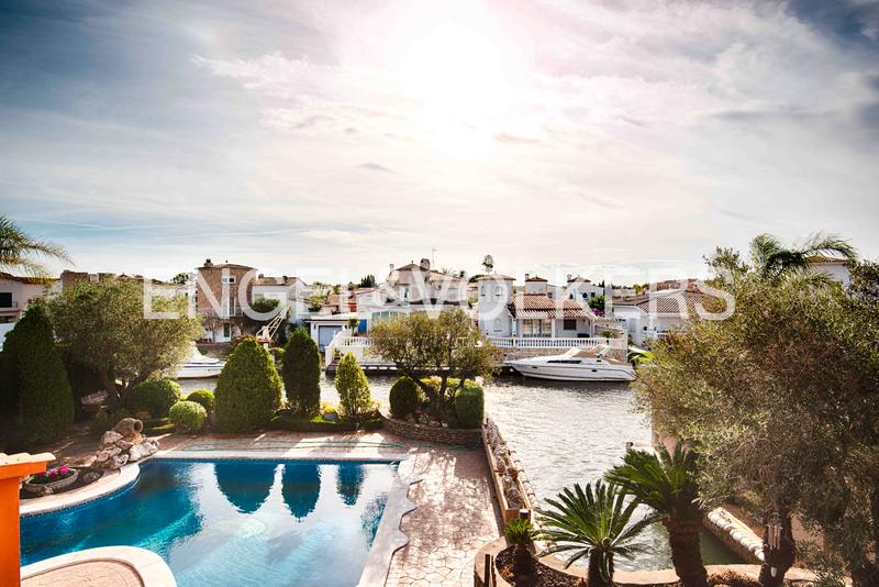 Foto f3ffcecd-067a-4ab8-94b3-363b7e03c76d. Chalet avec cheminée parking piscine dans Peni Empuriabrava