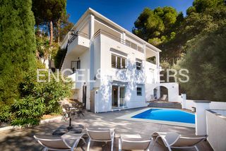 Casa  Carrer murillo. Casa con licencia turística cerca de la playa de canyelles, rose