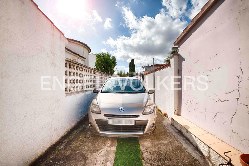 Foto 2e2cd9e7-e1c0-4496-85b9-63860eb898b5. Casa amb xemeneia a Muga - Gran Reserva - Badia Empuriabrava