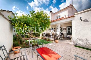 Maison  Carrer badia. Casa con jardín en zona muy solicitada