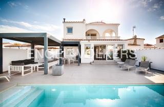 Xalet  Carrer francolí. Magnífica villa de 7 dormitorios con amarre y piscina