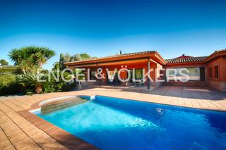 Chalet  Carrer comtes de peralada. Villa de lujo en una sola planta con piscina, amplio jardín y es