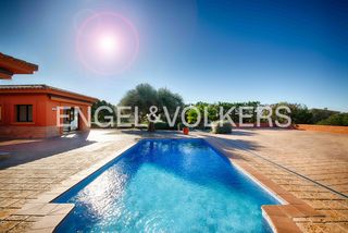 Chalet  Carrer comtes de peralada. Villa de lujo en una sola planta con piscina, jardín y estudio i