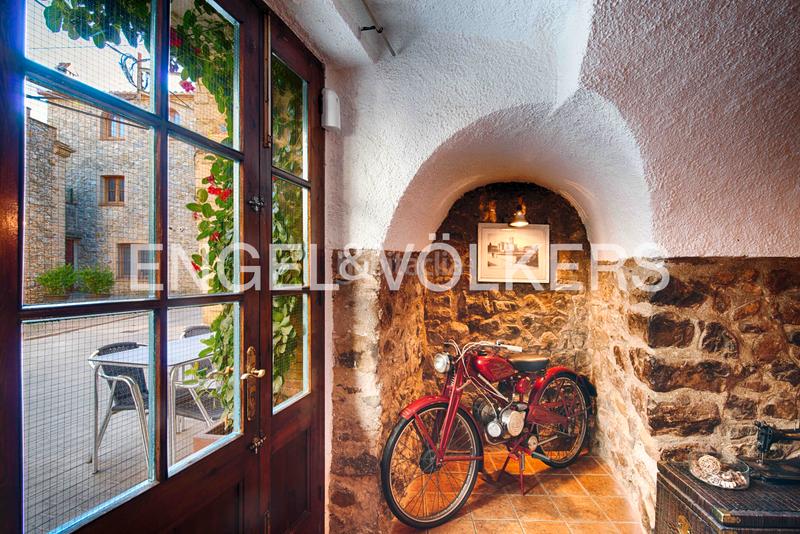 Foto 377b8710-3efc-4f54-b569-40f22f8082ad. Edificio con piscina in Terrades