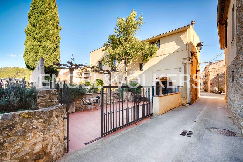 Foto 85e13d1e-291f-432e-a0f1-f5c781ff2a79. Edificio con piscina in Terrades