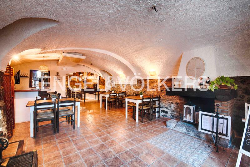 Foto e5f23712-b88a-4023-b0ba-29690d71498a. Edificio con piscina in Terrades