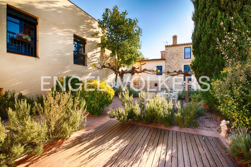 Foto e81734c0-138a-4d22-987d-07e2841dd604. Edificio con piscina in Terrades