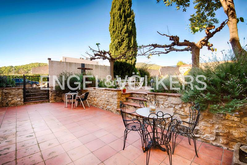 Foto e9b20fb9-cbbe-4851-89d9-af1f162059ac. Edificio con piscina in Terrades