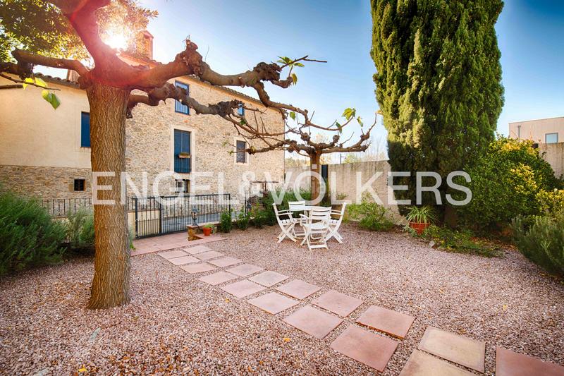 Foto eb0251b0-50cf-44c5-bfe9-4ebf17ba2df4. Edificio con piscina in Terrades