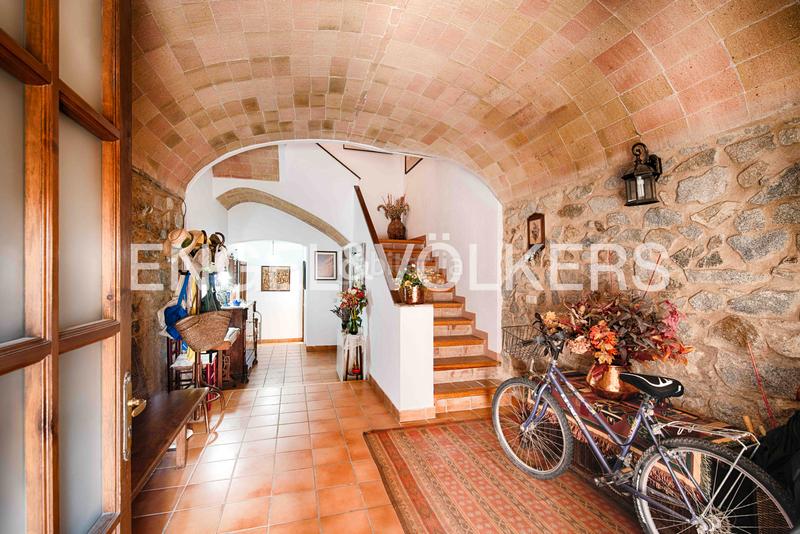 Foto 3f0bfff9-89ed-4b6a-afe0-e76b01ddc415. Casa adossada amb xemeneia a Capmany