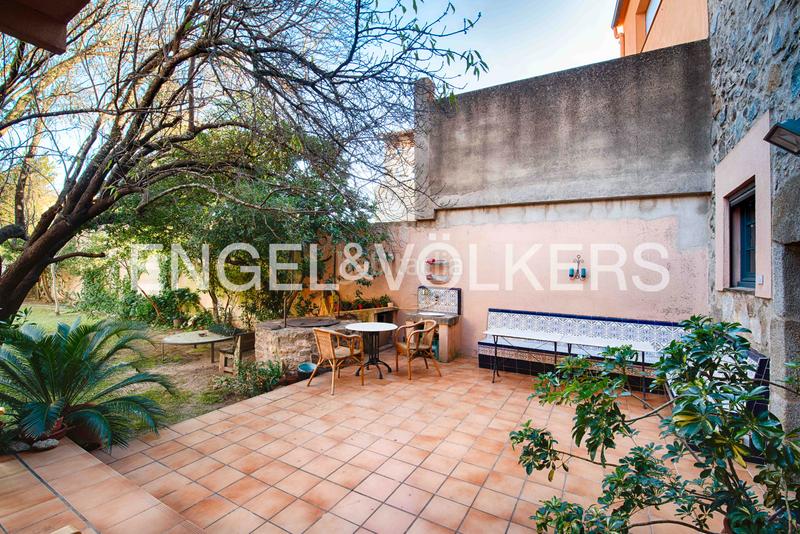 Foto b034d6ee-5091-4167-b595-d45025dce20f. Casa adossada amb xemeneia a Capmany