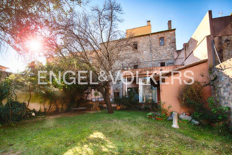 Foto cee7c863-7f4a-4675-99ec-35c73943ee7e. Casa adossada amb xemeneia a Capmany