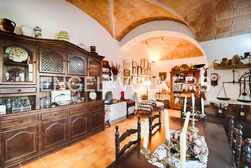 Foto d953b375-f303-4580-a69e-910143a45812. Casa adossada amb xemeneia a Capmany