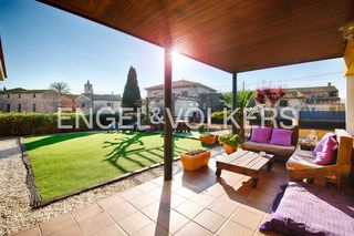 Chalet  Carrer major. Vivienda unifamiliar de una sola planta y bonito jardín en vilan