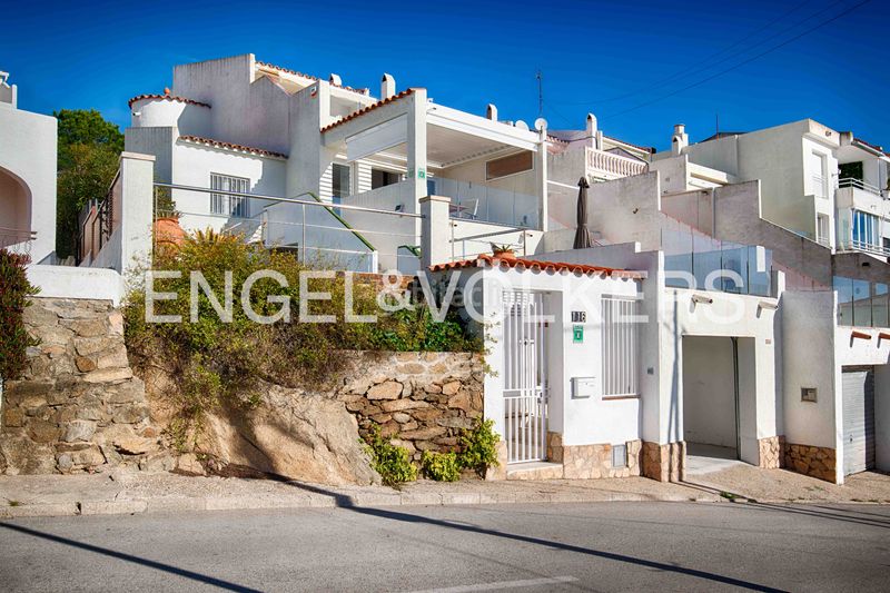 Foto ac9165a5-b1cb-4a60-a40f-4209db11886e. Casa adossada amb xemeneia calefacció piscina a Puig Rom-Canyelles-Almadrava Roses
