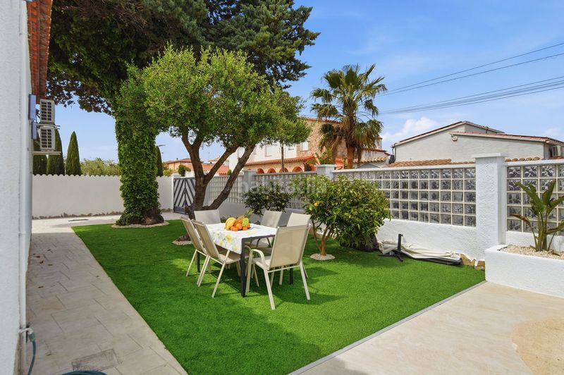 Foto 0da10eaf-9a93-4d17-a4db-8ef9118bf459. Casa amb aparcament piscina a Alberes Empuriabrava