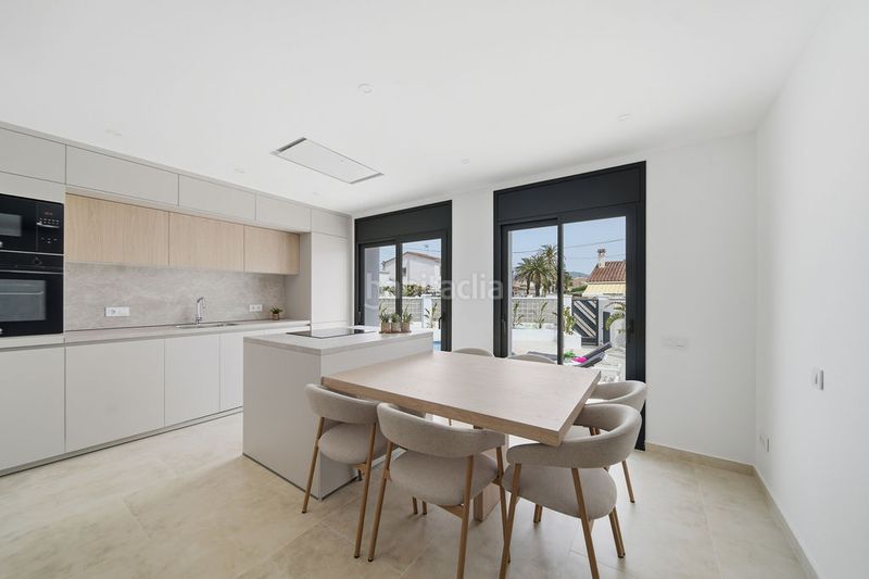 Foto 0e715665-f0ee-4839-8314-a4c377165d62. Casa amb aparcament piscina a Alberes Empuriabrava