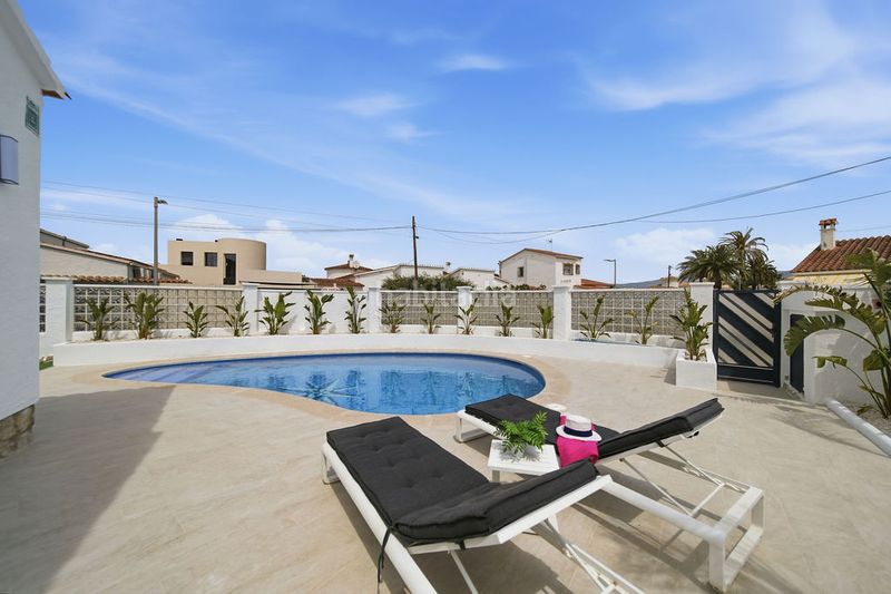 Foto ec5d17f6-57a1-4c3c-b6f8-ed1dd7b534a0. Casa amb aparcament piscina a Alberes Empuriabrava