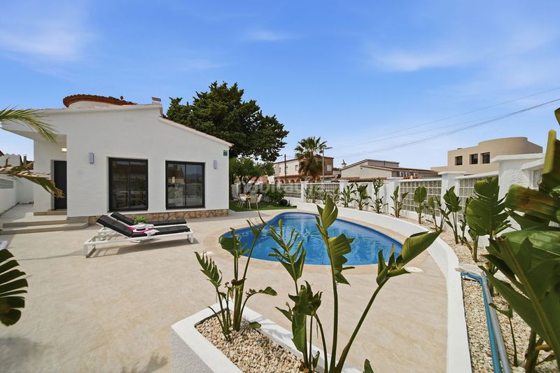 Foto f2a4080d-4daf-4347-83c3-79a86d300d24. Casa amb aparcament piscina a Alberes Empuriabrava