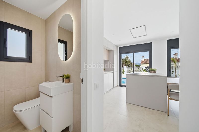 Foto f810cefe-0b51-4e80-b737-238729a9f73c. Casa amb aparcament piscina a Alberes Empuriabrava