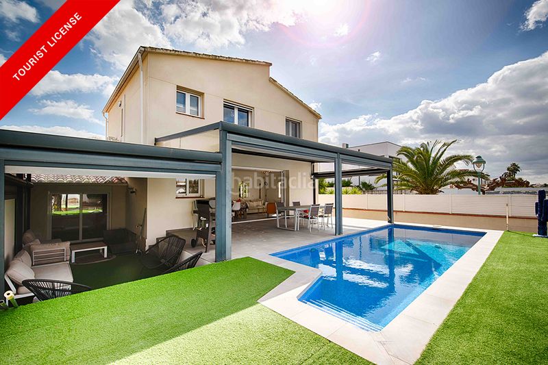 Foto 04fd6b15-96e4-4a95-b1ae-74672ba92e19. Casa amb aparcament piscina a Cap Ras - Creus - Falconera Empuriabrava
