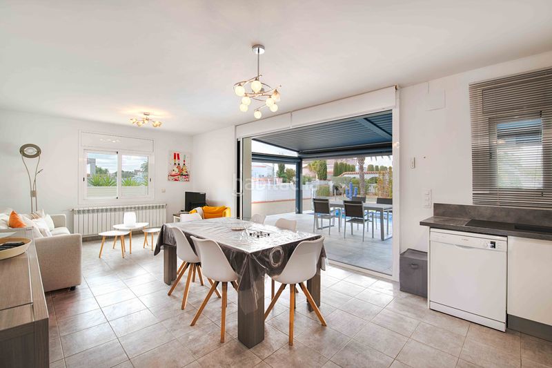 Foto 10dd29c2-d377-428d-ade1-c4c458802e45. Casa amb aparcament piscina a Cap Ras - Creus - Falconera Empuriabrava