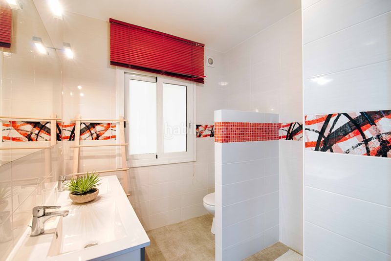 Foto 4a3cbb94-bafe-4ec4-a53f-8676a1e2869b. Casa amb aparcament piscina a Cap Ras - Creus - Falconera Empuriabrava