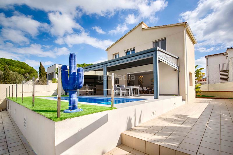 Foto 5d7502d1-99f5-4ff5-9799-40ef202f4fb1. Casa amb aparcament piscina a Cap Ras - Creus - Falconera Empuriabrava