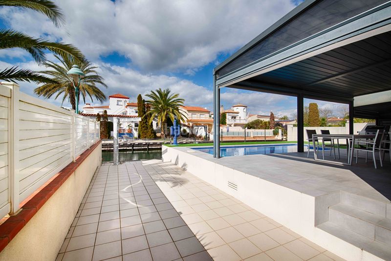 Foto 66e05565-259f-4033-9996-52ab73b3d4cf. Casa amb aparcament piscina a Cap Ras - Creus - Falconera Empuriabrava