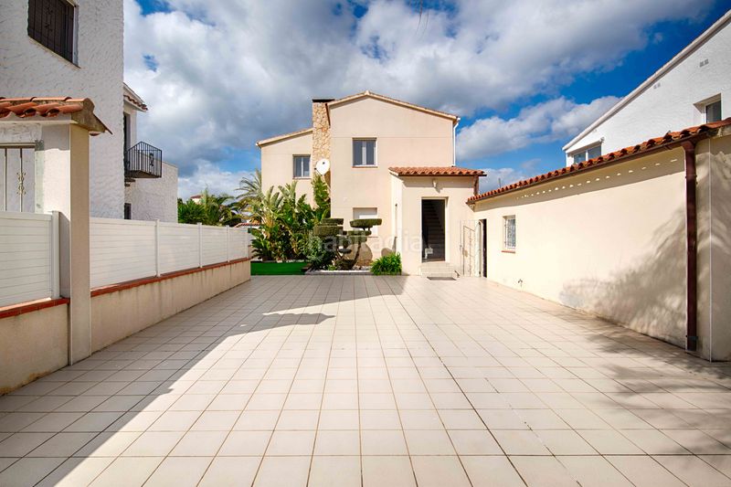 Foto 7b074242-e52a-4811-b594-5e82eb9d27a0. Casa amb aparcament piscina a Cap Ras - Creus - Falconera Empuriabrava