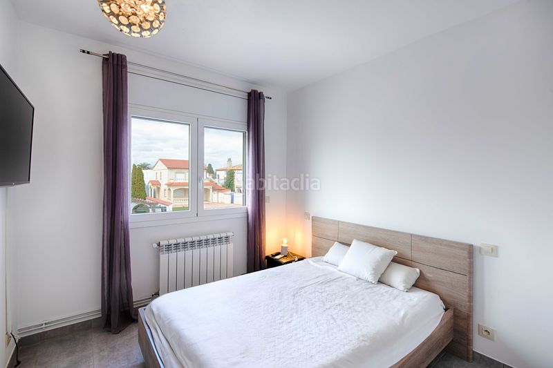 Foto 941272e9-6268-4877-9c84-851a81eefb9b. Casa amb aparcament piscina a Cap Ras - Creus - Falconera Empuriabrava