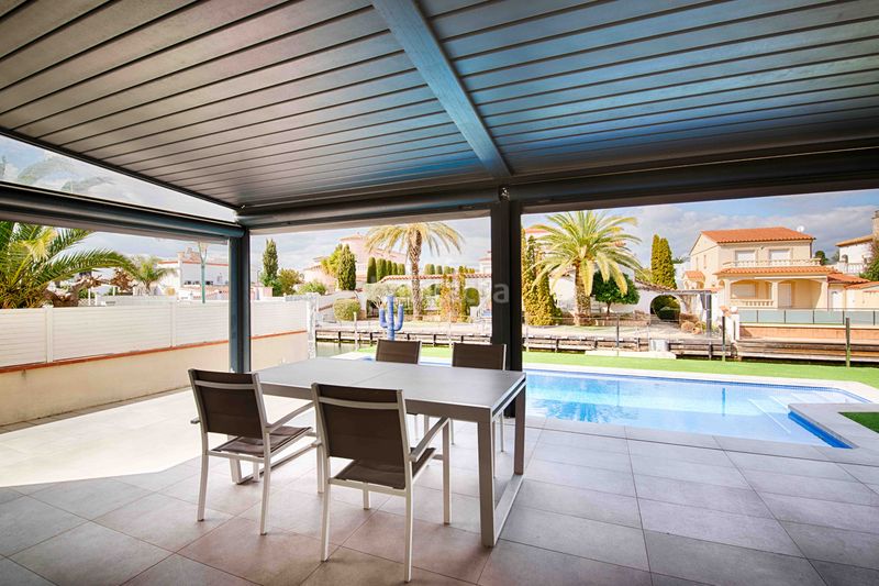 Foto dc7b174e-639d-4b4a-861f-8802d475dcf7. Casa amb aparcament piscina a Cap Ras - Creus - Falconera Empuriabrava