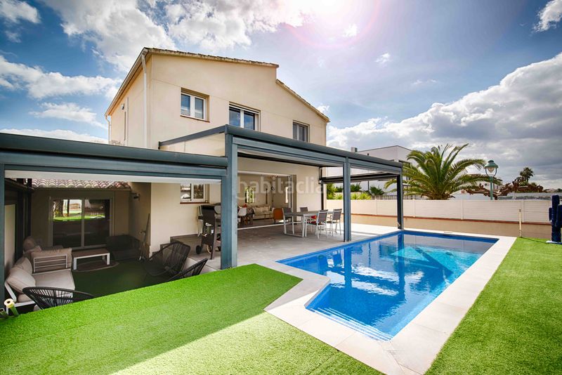Foto e6acfdc3-1660-4be3-ba7a-844a51caadf6. Casa amb aparcament piscina a Cap Ras - Creus - Falconera Empuriabrava
