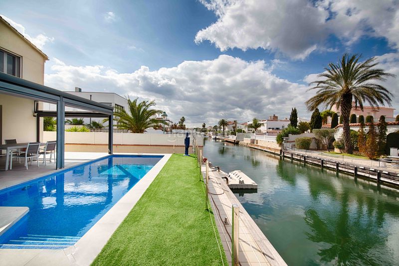Foto ec49c2eb-b562-4561-9b6d-fc0ea52dd111. Casa amb aparcament piscina a Cap Ras - Creus - Falconera Empuriabrava
