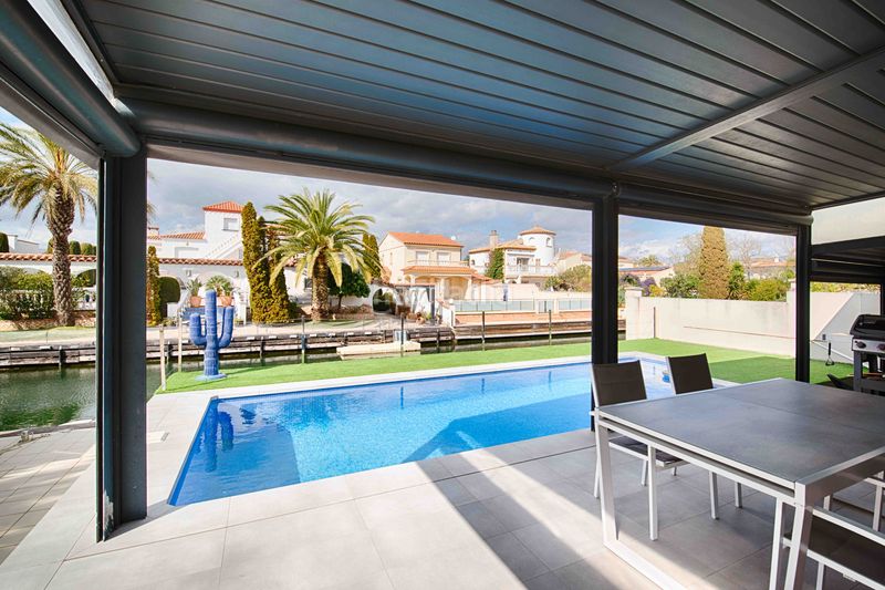 Foto eceb4a83-35c5-4549-a079-7b5acd59b38f. Casa amb aparcament piscina a Cap Ras - Creus - Falconera Empuriabrava