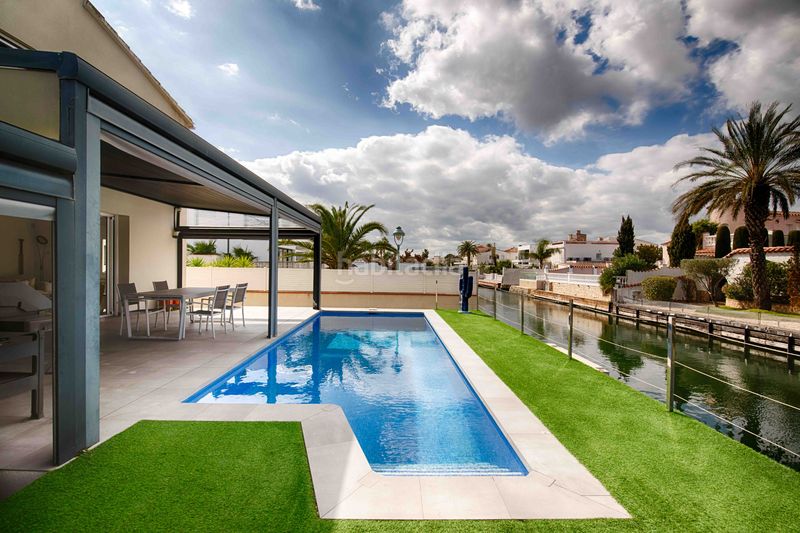 Foto f3332922-b98e-4ca7-a1bc-9d5340ce8f59. Casa amb aparcament piscina a Cap Ras - Creus - Falconera Empuriabrava