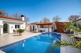 Haus  Carrer montgrí. Encantadora casa de una sola planta con piscina y gran privacida