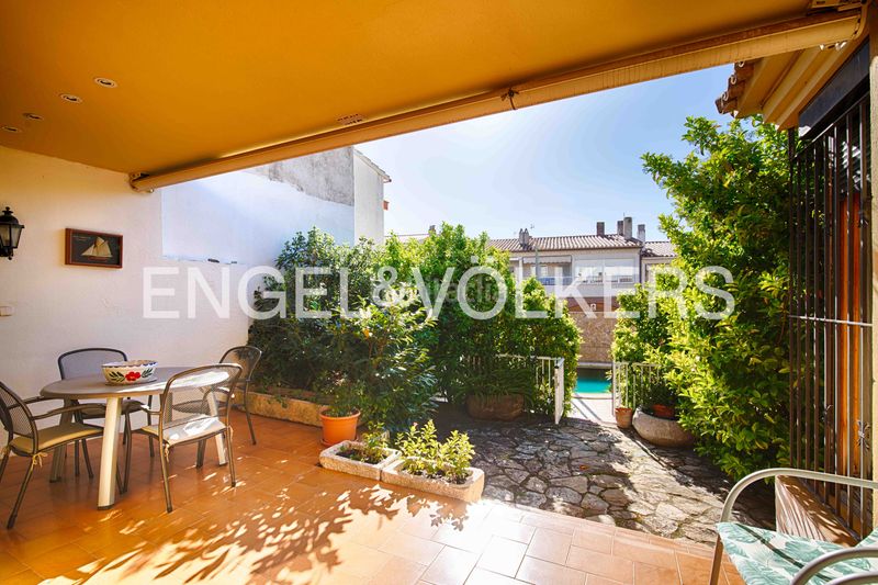 Foto 76f67ed6-0008-40c4-9e72-6d6320c45e42. Casa adossada amb xemeneia calefacció aparcament piscina a Llançà