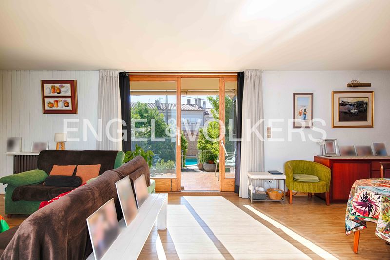 Foto ee1ab5e6-997d-4c46-babe-4268c45baa57. Casa adossada amb xemeneia calefacció aparcament piscina a Llançà